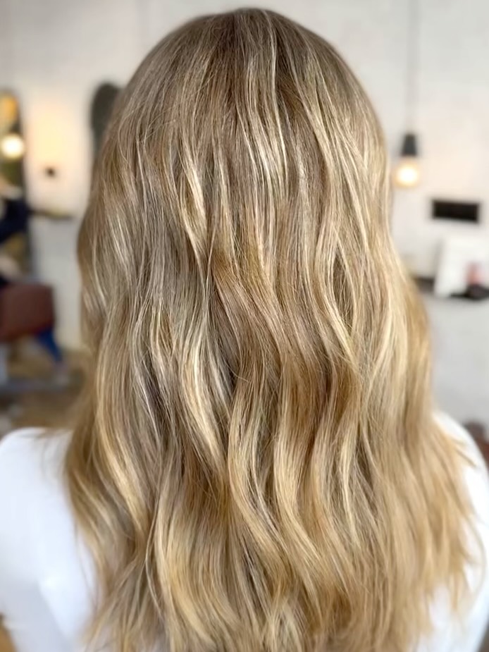 No es solo iluminar tu cabello…
es despertar una m