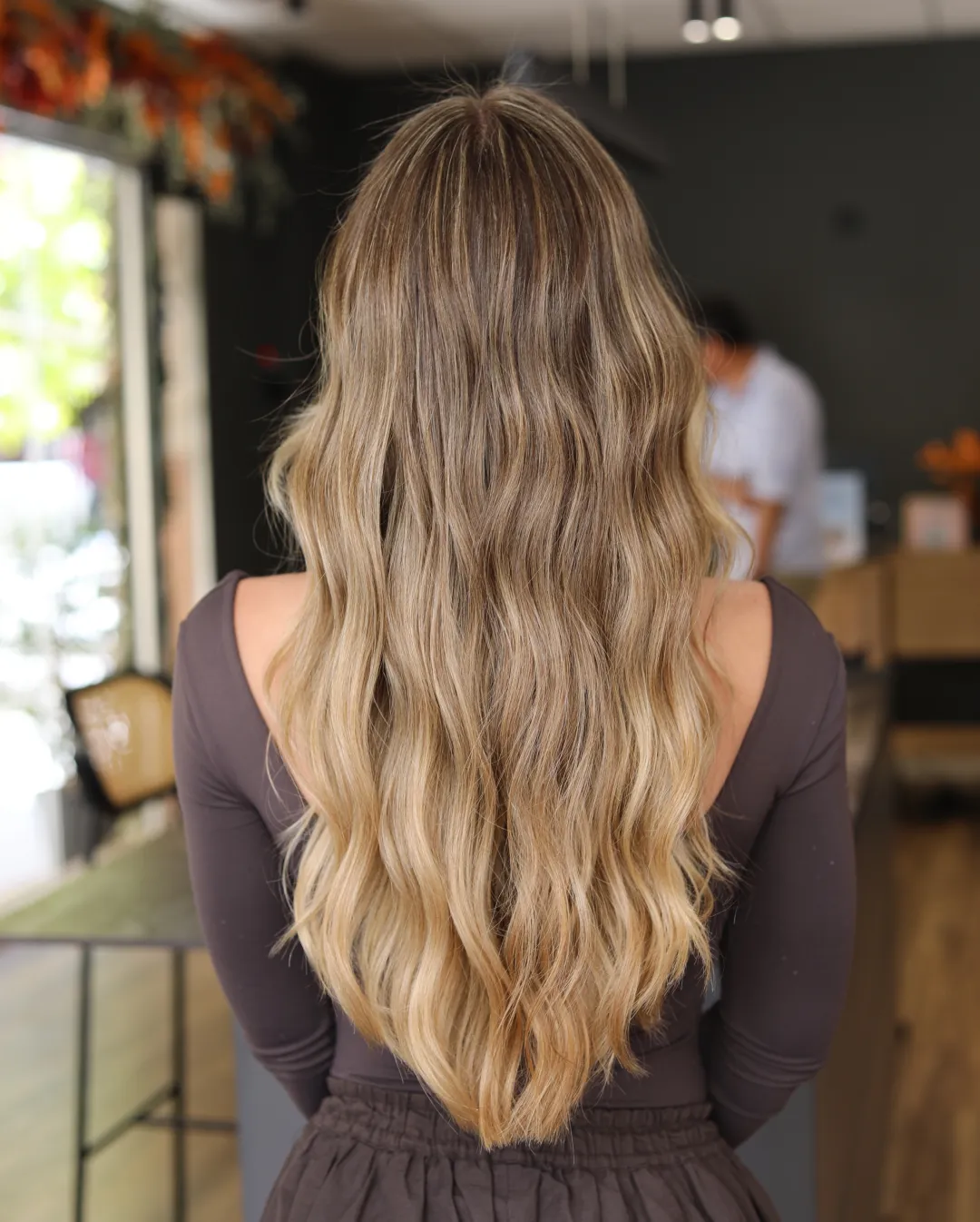 Este rubio es un sí a todo. 🤎 Una melena con muchísima luz, dimensión y ese efecto beige dorado…
