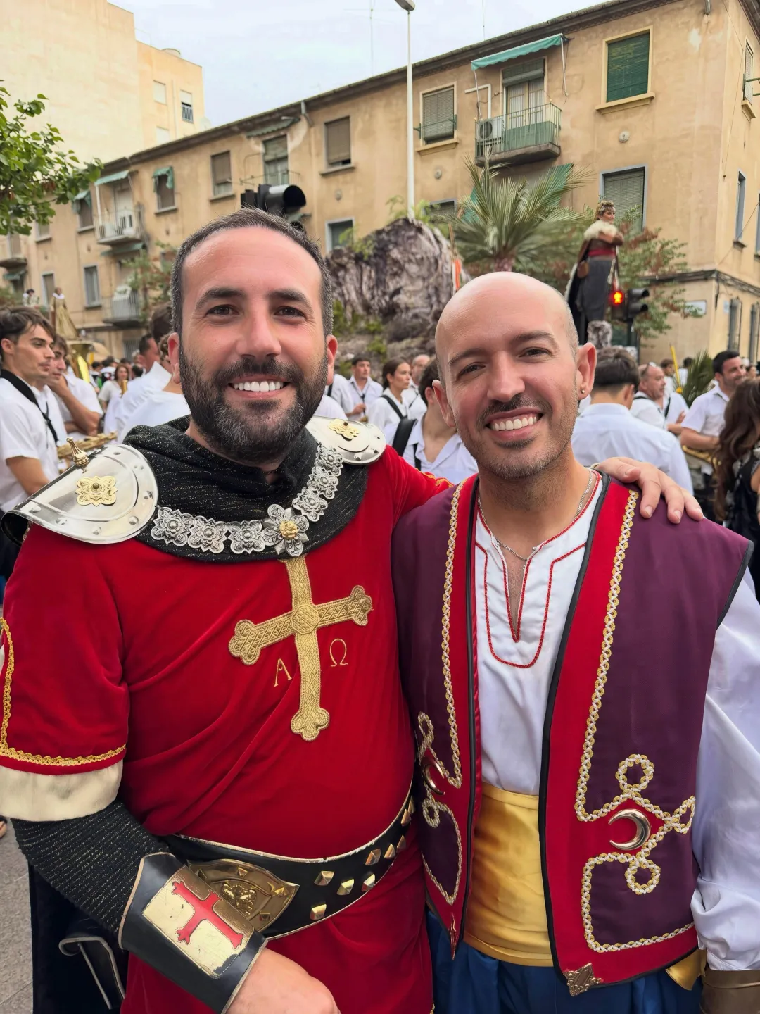Elche se viste de fiesta y vivimos una de las noches más especiales de nuestros Moros y Cristianos:…