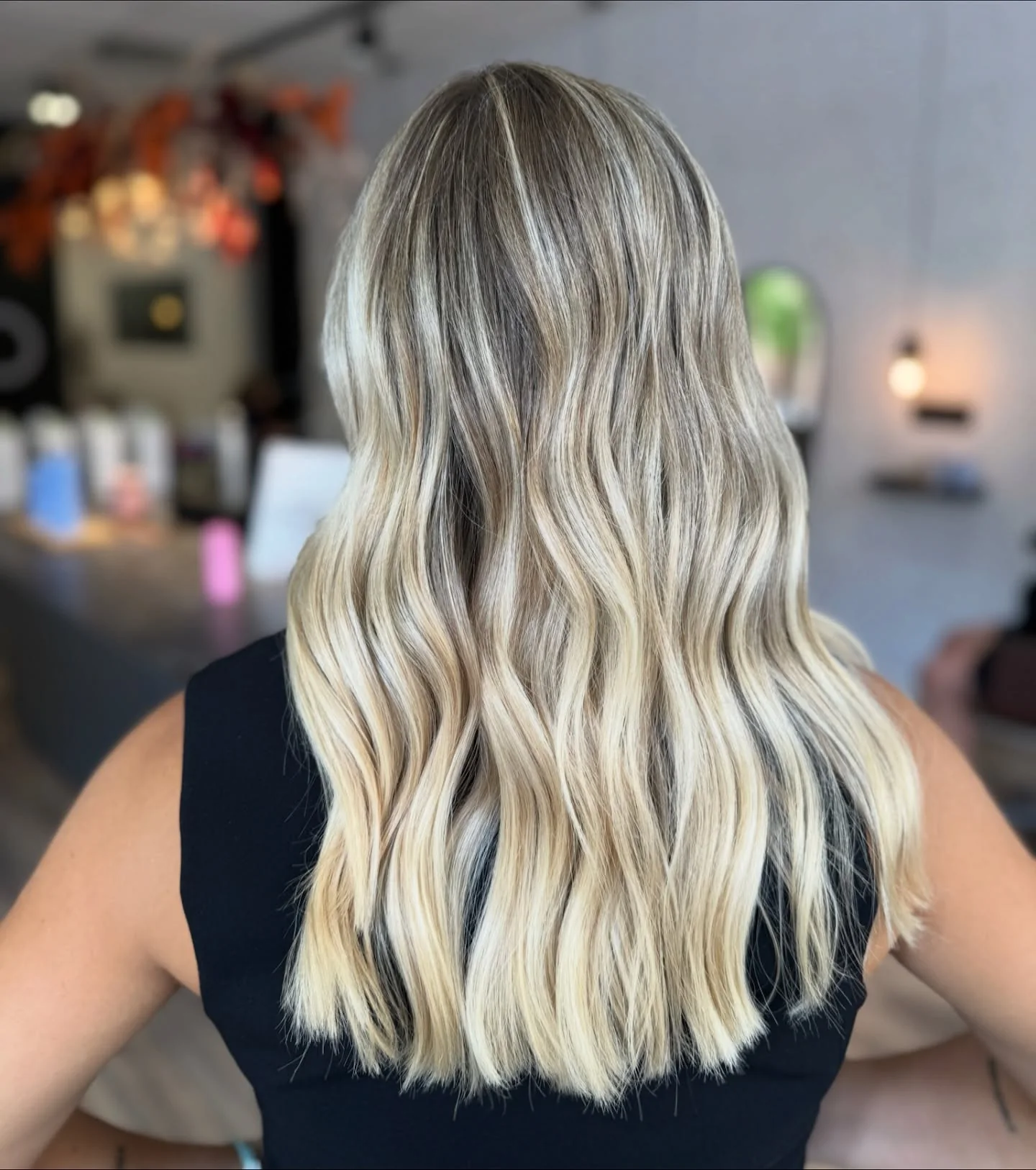 Efecto espejo y brillo en cabello coloreado