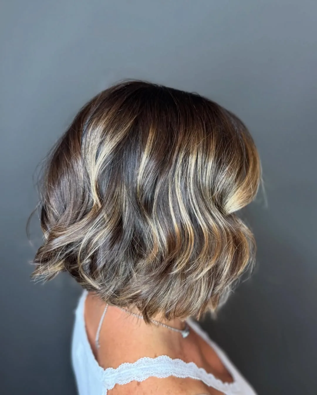 Bob corto con ondas y balayage