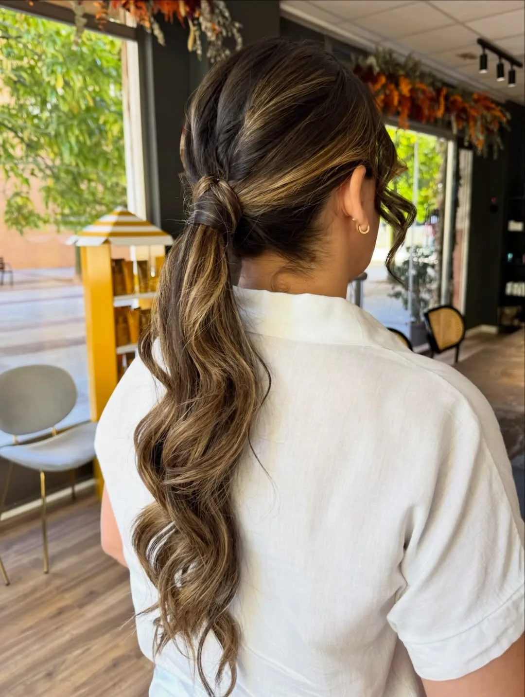 Coleta elegante con ondas para bodas y comuniones