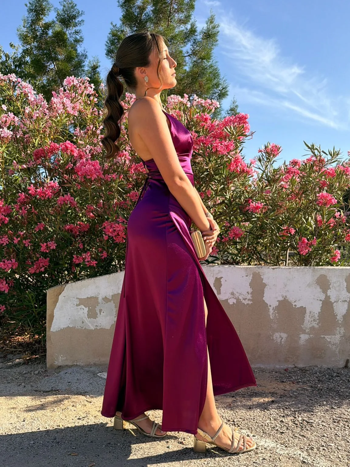 Look de graduación con coleta ondulada