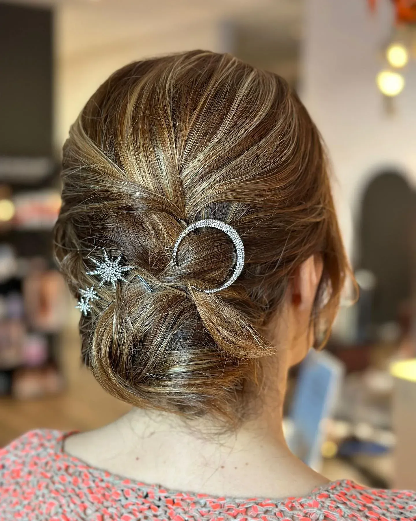 Recogido bajo con horquillas joya para invitada