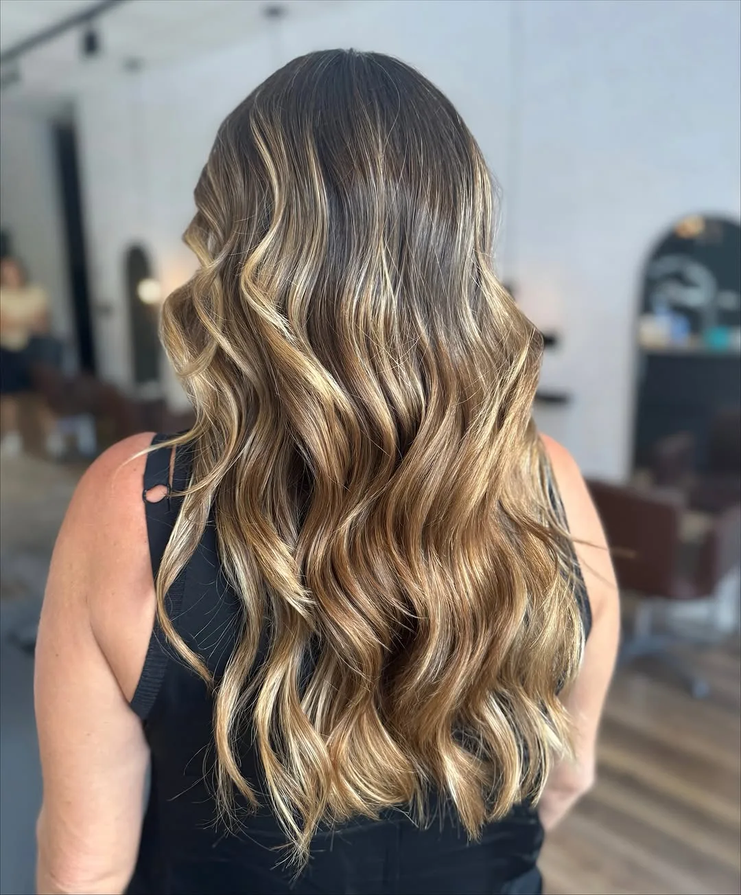 Balayage caramelo en melena larga ondulada