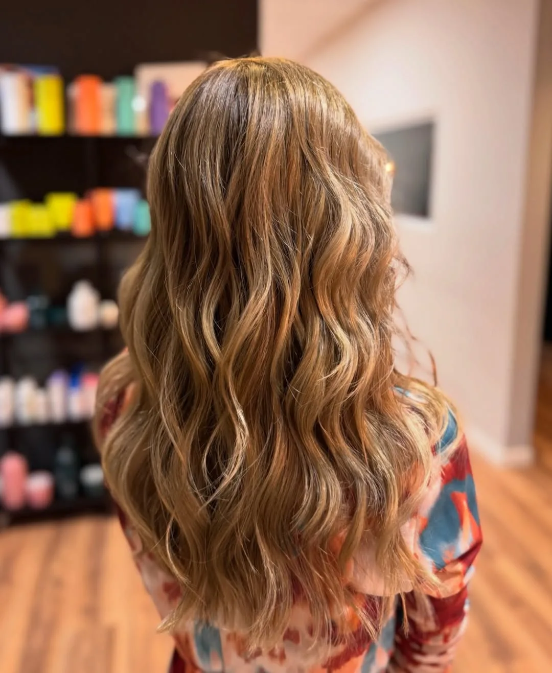 Balayage rubio natural con ondas