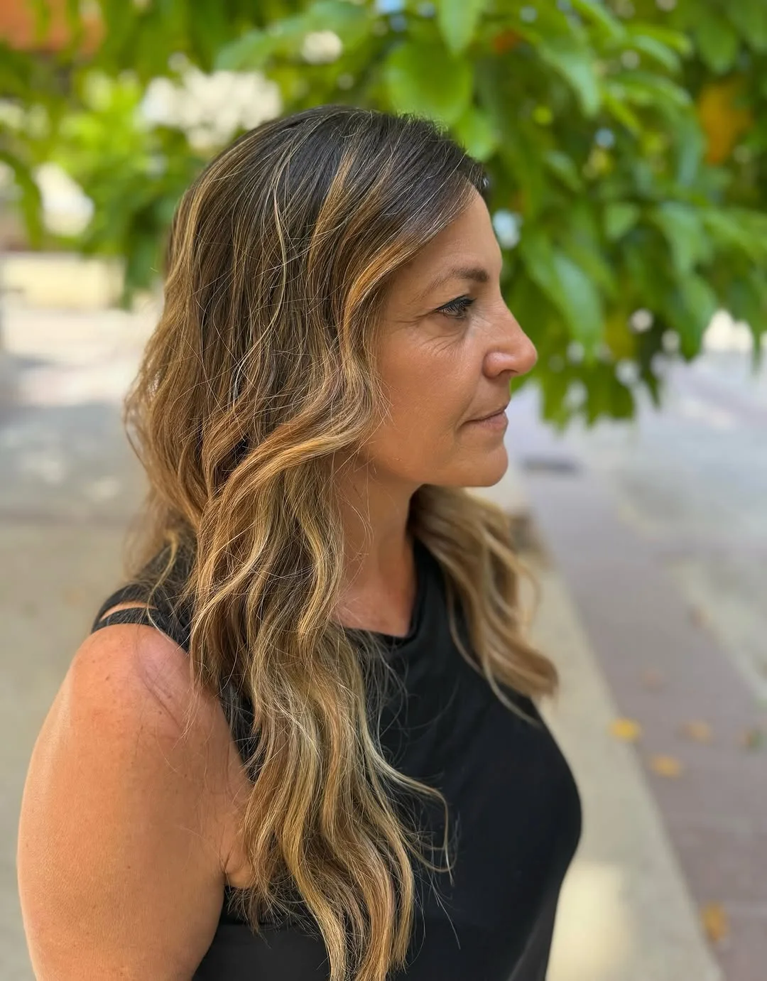 Ondas naturales en melena con reflejos caramelo