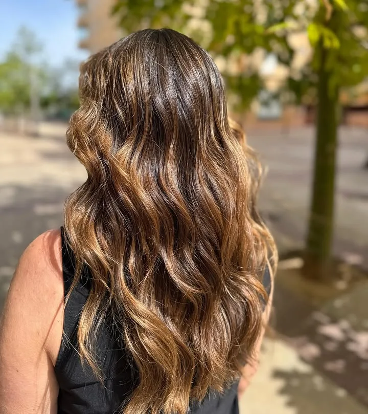 Peinado a ondas en melena larga con balayage caramelo